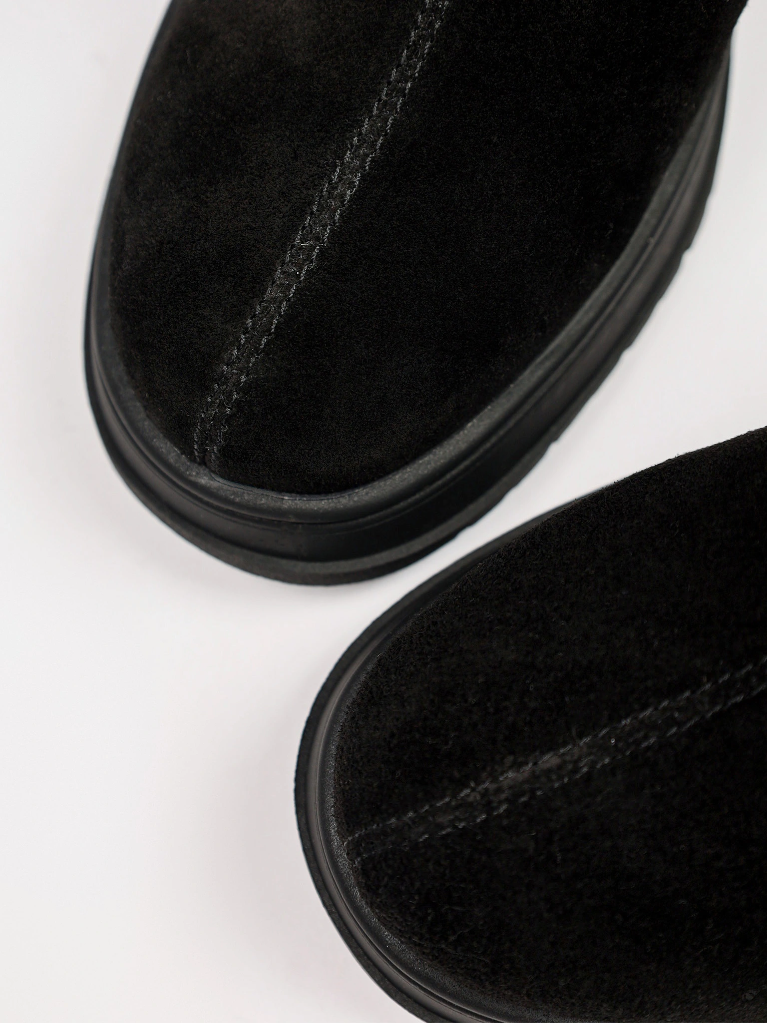 Ботинки черного цвета на высокой танкетке